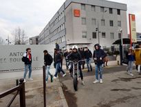 LYCEE   BOURDELLE   
SORTIE  
PHOTO CHATAL LONGO