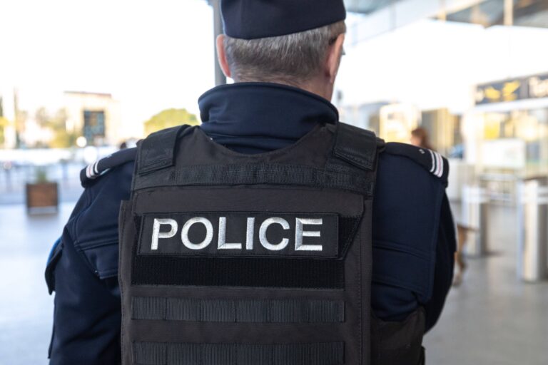 Police Aux Frontieres ronde sur l Aeroport de Nice