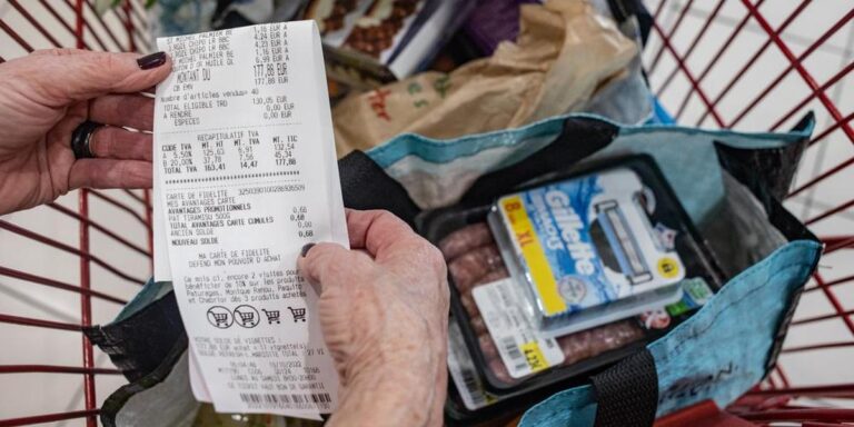SUJET: Photo Illustration à la caisse d'un supermarché, Caissiere, Ticket de caisse, Alimentation, Pouvoir d'Achat,  Caddies