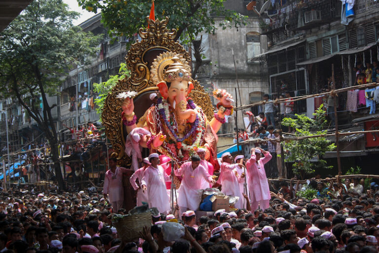 Mumbai,,India,-,September,22,2010,:,Thousands,Of,Devotees,Bids