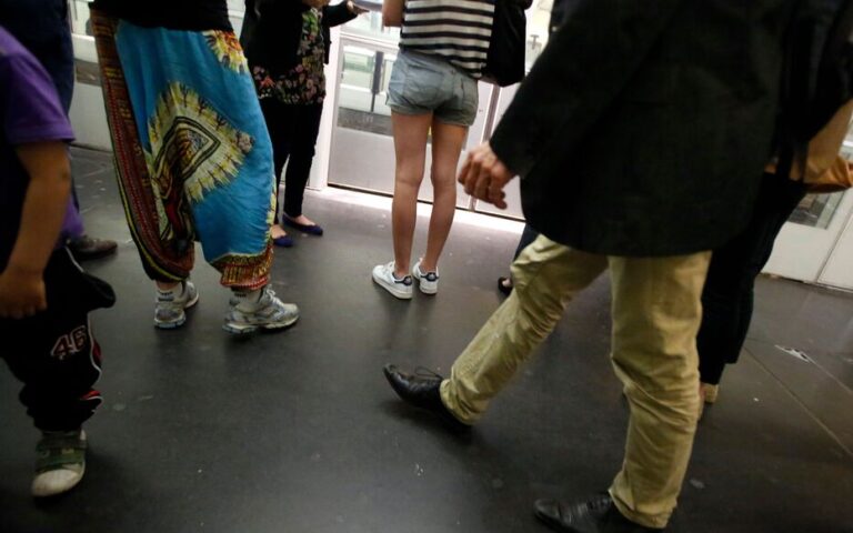 HARCELEMENT FEMME TRANSPORT EN COMMUN