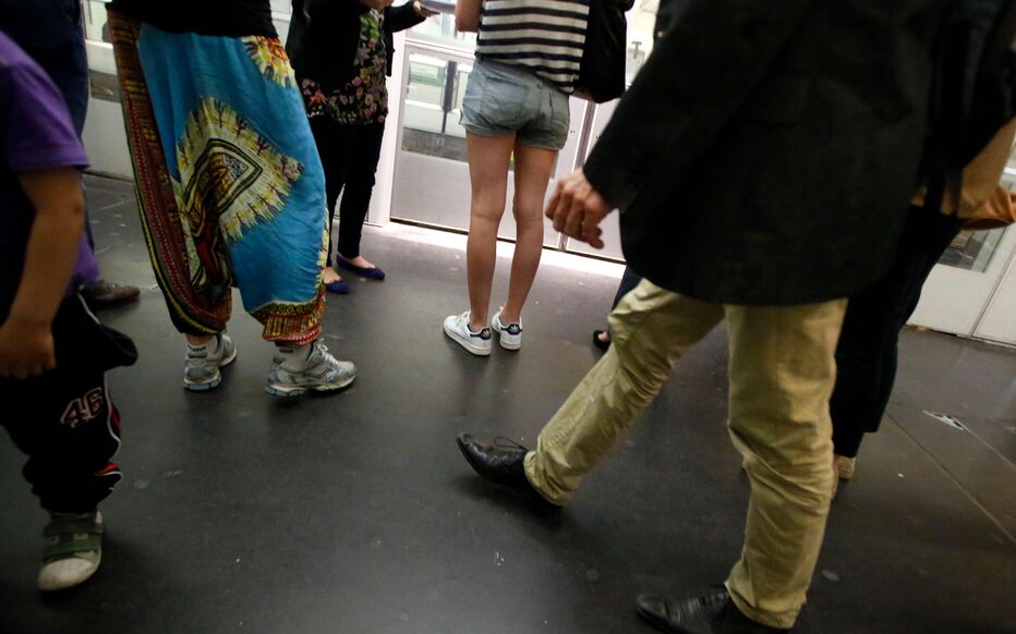 HARCELEMENT FEMME TRANSPORT EN COMMUN