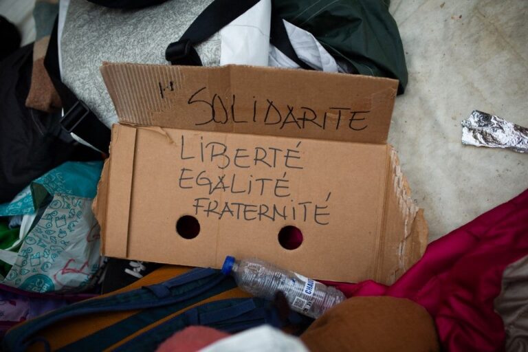 FRANCE - DEMO - OCCUPATION DU PARVIS DE LA MAIRIE DU VINGTIEME A PARIS