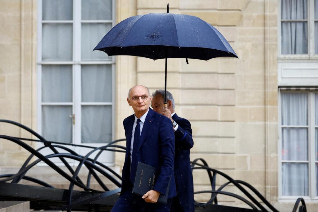 First weekly cabinet meeting of the newly-named French government in Paris