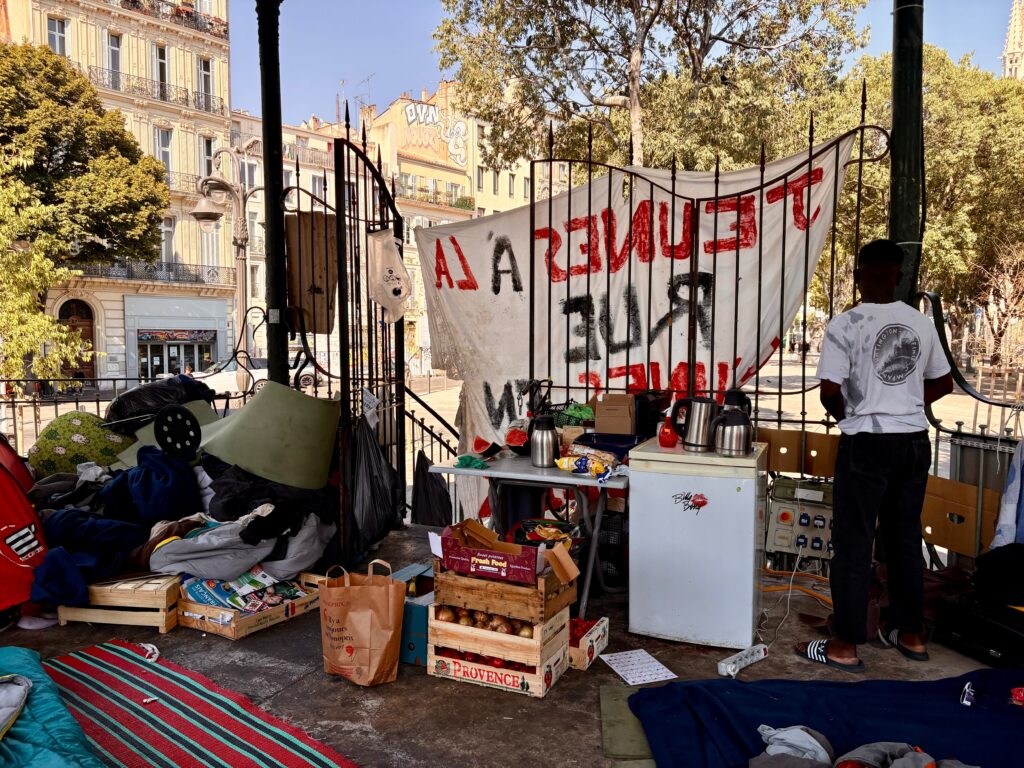 Au kiosque des Réformés, quarante jeunes se battent pour pour